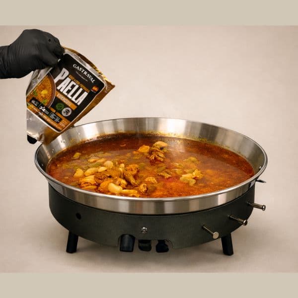 Paella Valenciana kypsymässä pannulla