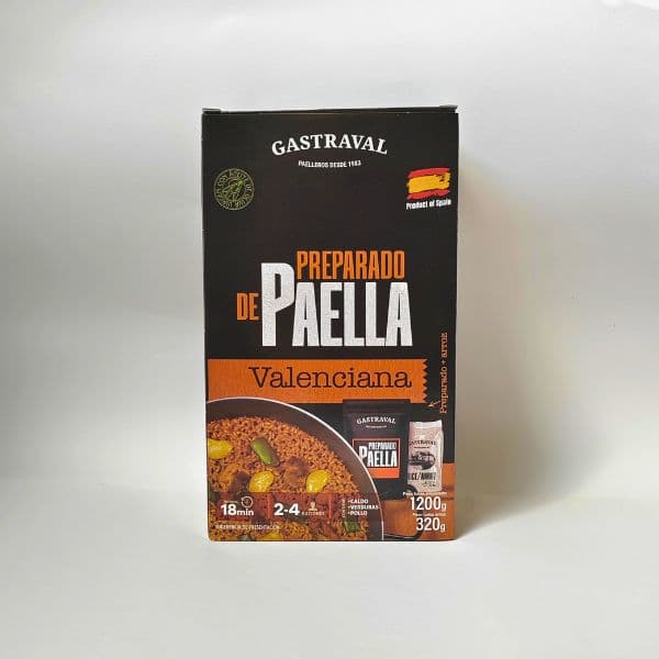 Paella Valenciana kypsymässä pannulla